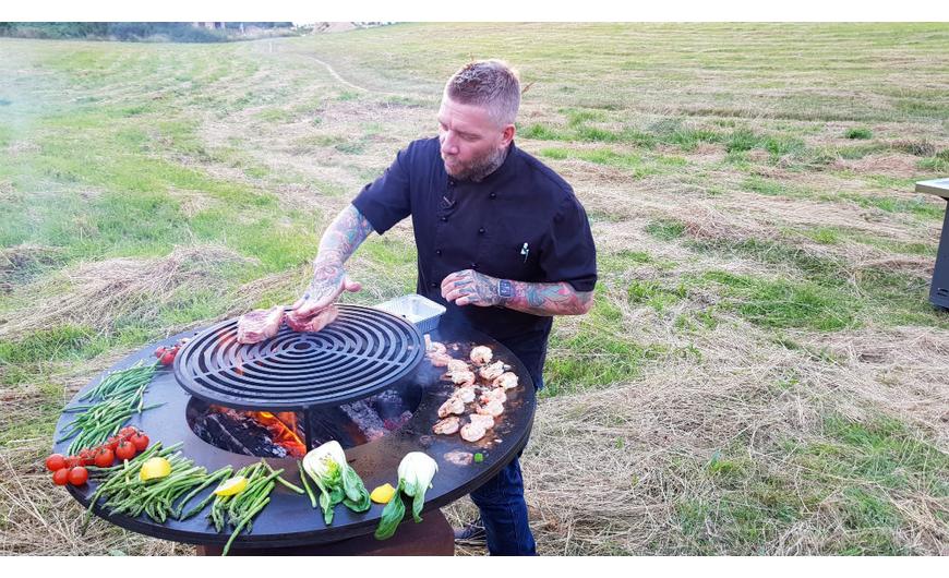 Grilltitkok Serényi Zsolttal: hogyan készül a tökéletes steak, a grillezett garnéla és a hamburger